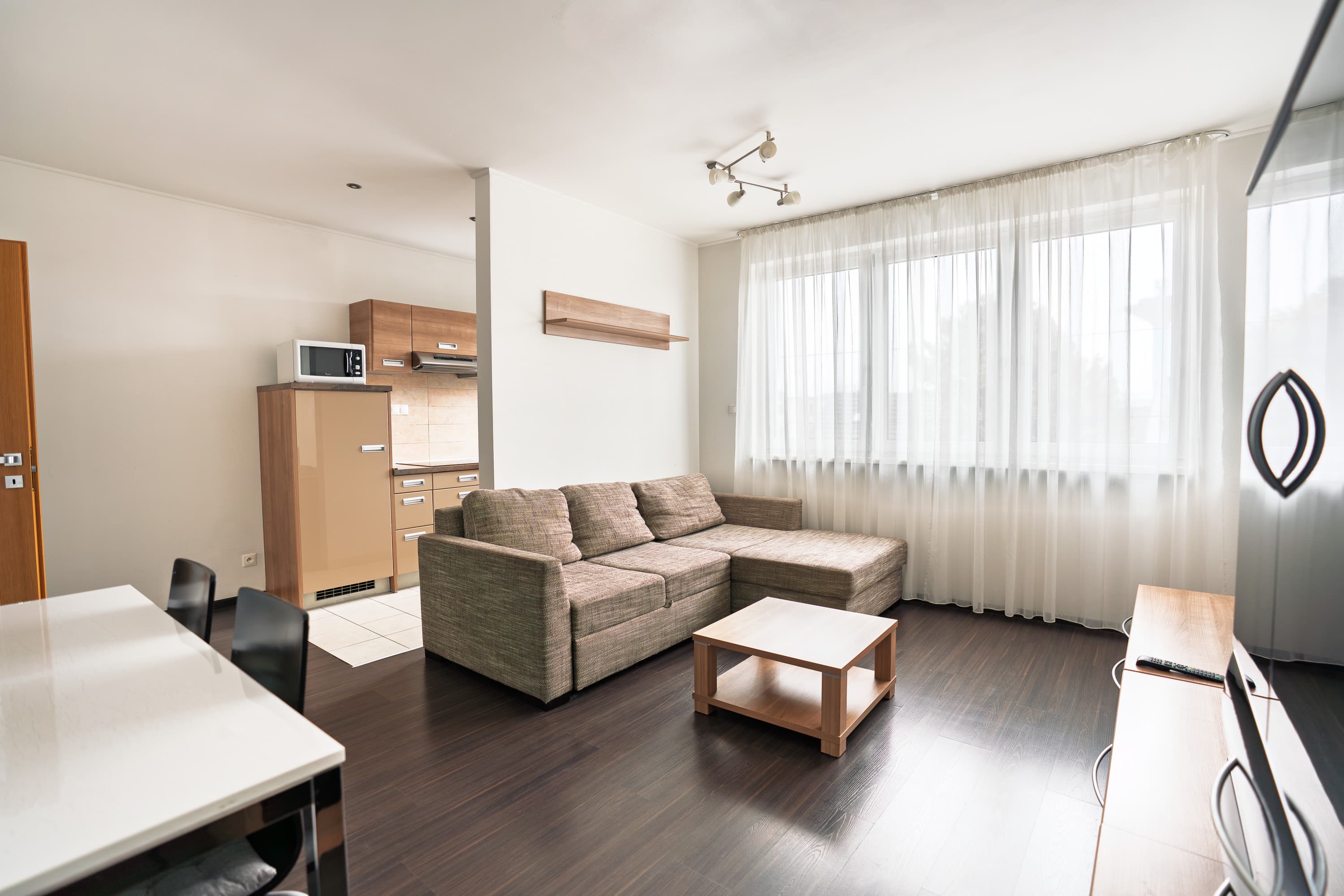 Kúpeľňa s modrými obkladmi v apartmáne Fine
