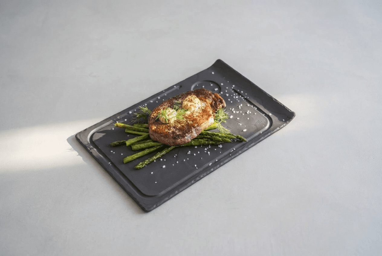 Steak s bylinkovým maslom a špargľou