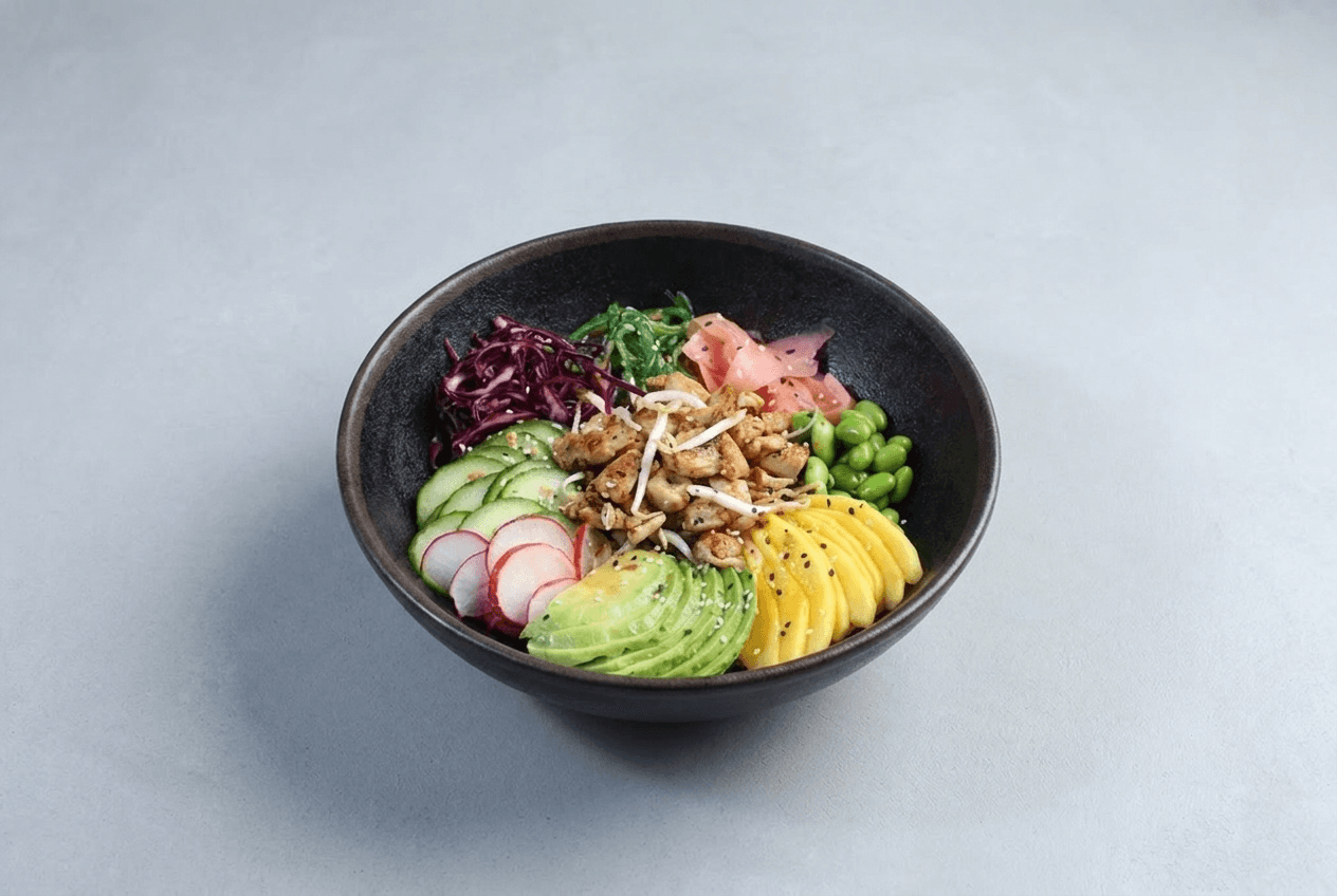 Poké bowl s avokádom, mangom a edamame