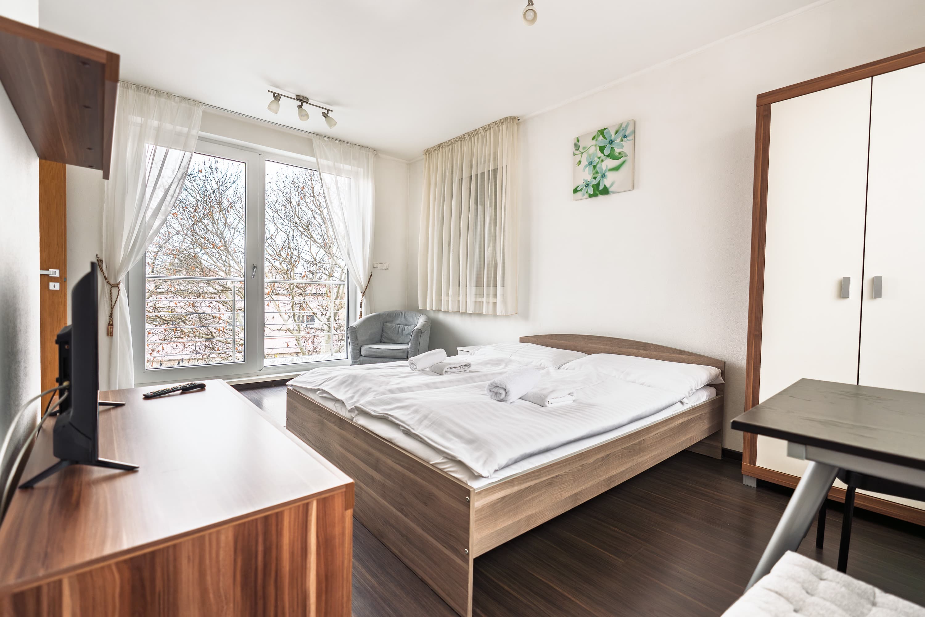 Spálňa s balkónom v apartmáne Fine